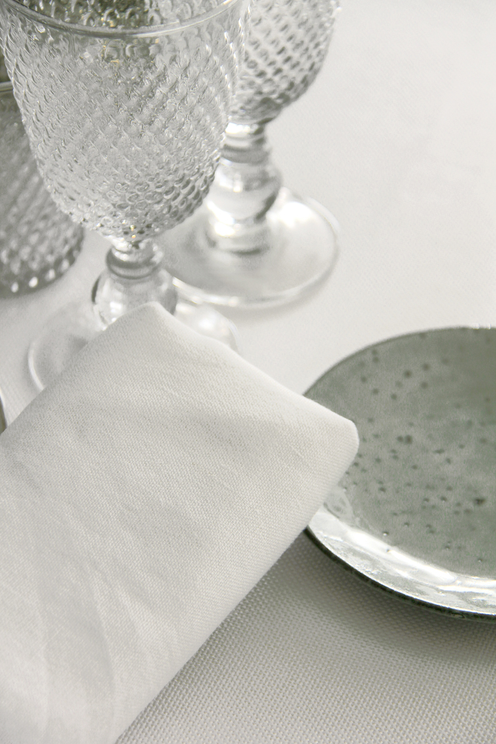 alquiler mantelería lisa blanca con base en color neutro fácil de mezclar con multitud de lisos y estampados