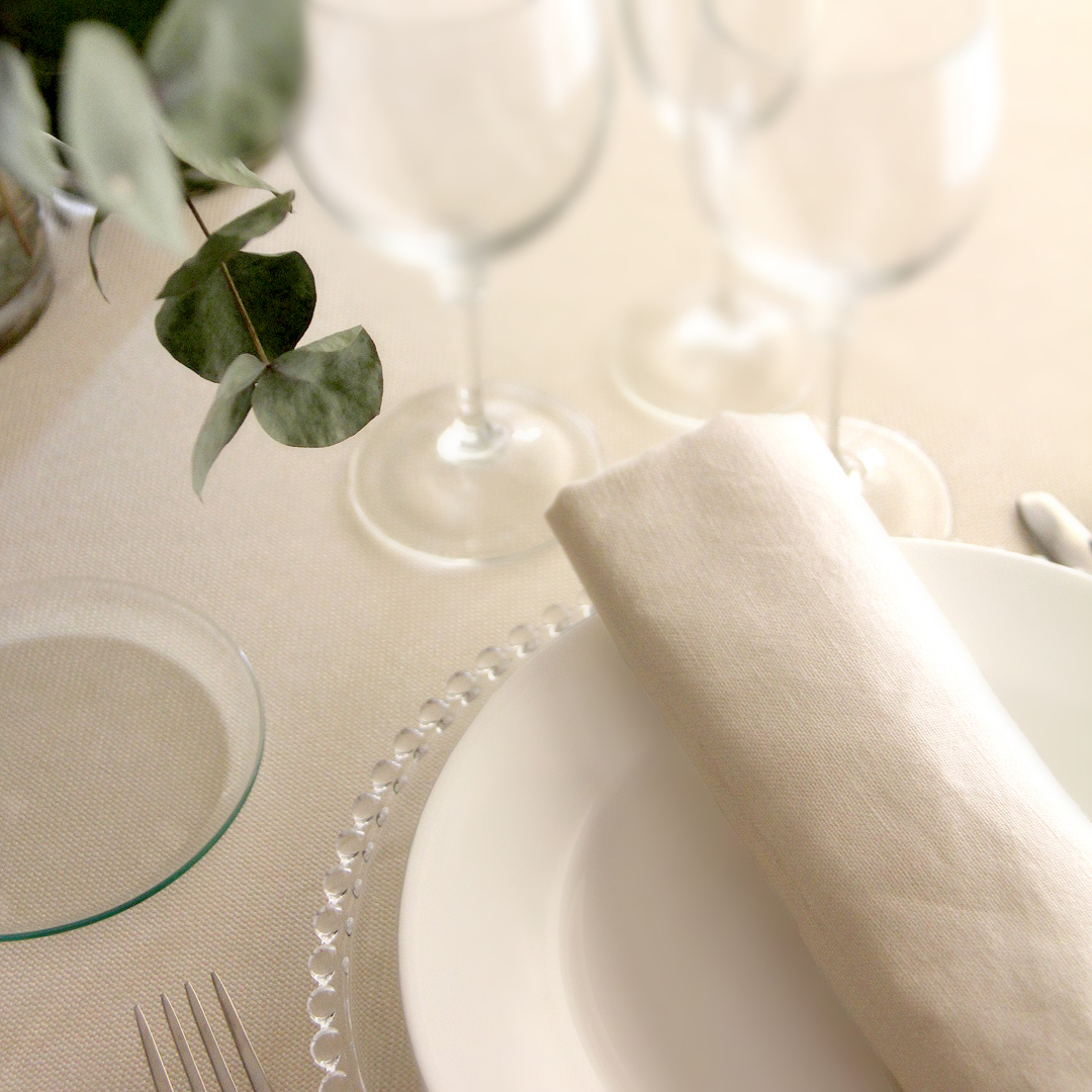 alquiler manteles, liso vainilla crema, el mantel perfecto tanto para exterior como para interior: jardín, terraza,  aire libre, primavera, verano, piscina, campo, otoño, invierno, salón, finca, lugares singulares, espacio, navidad