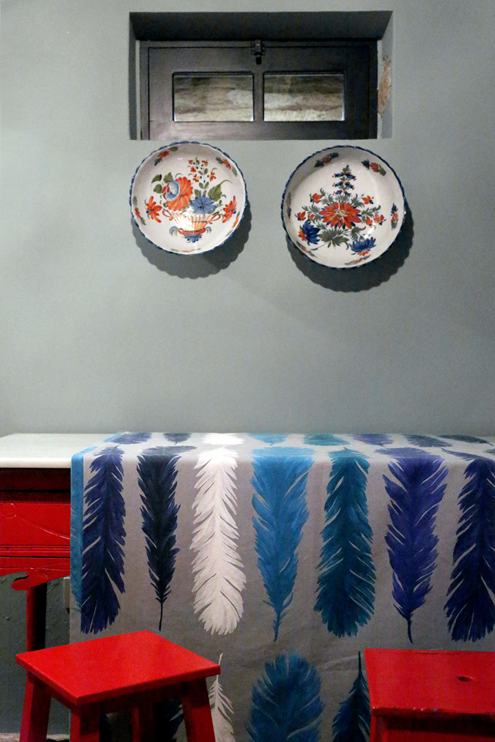alquiler de servilletas de colores 100% lino para mantel plumas estampado azul