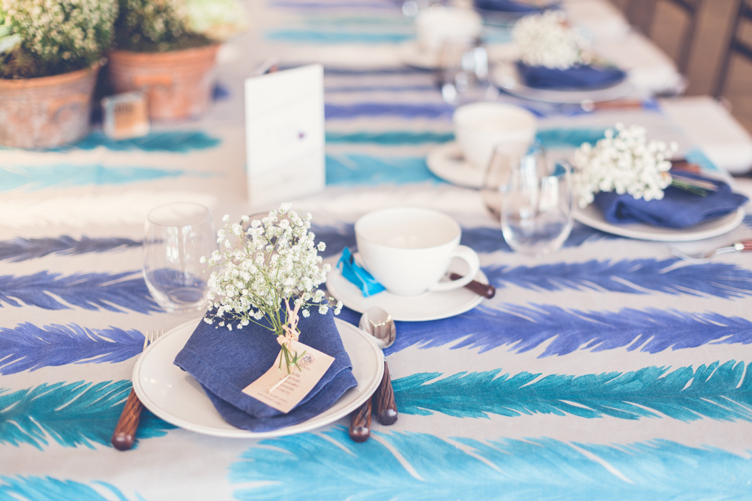 alquiler de mantel plumas con base gris perla, neutra fácil de mezclar con mantel liso gris y servilleta gris o azul