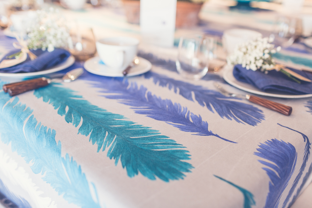 Mantel estampado en en gama de azules: Cyan, cileo, índigo, celadón, ultramar, azulón, turquesa, medio, marino con blanco y gris perla ideal para combinar con otra mantelerias lisas