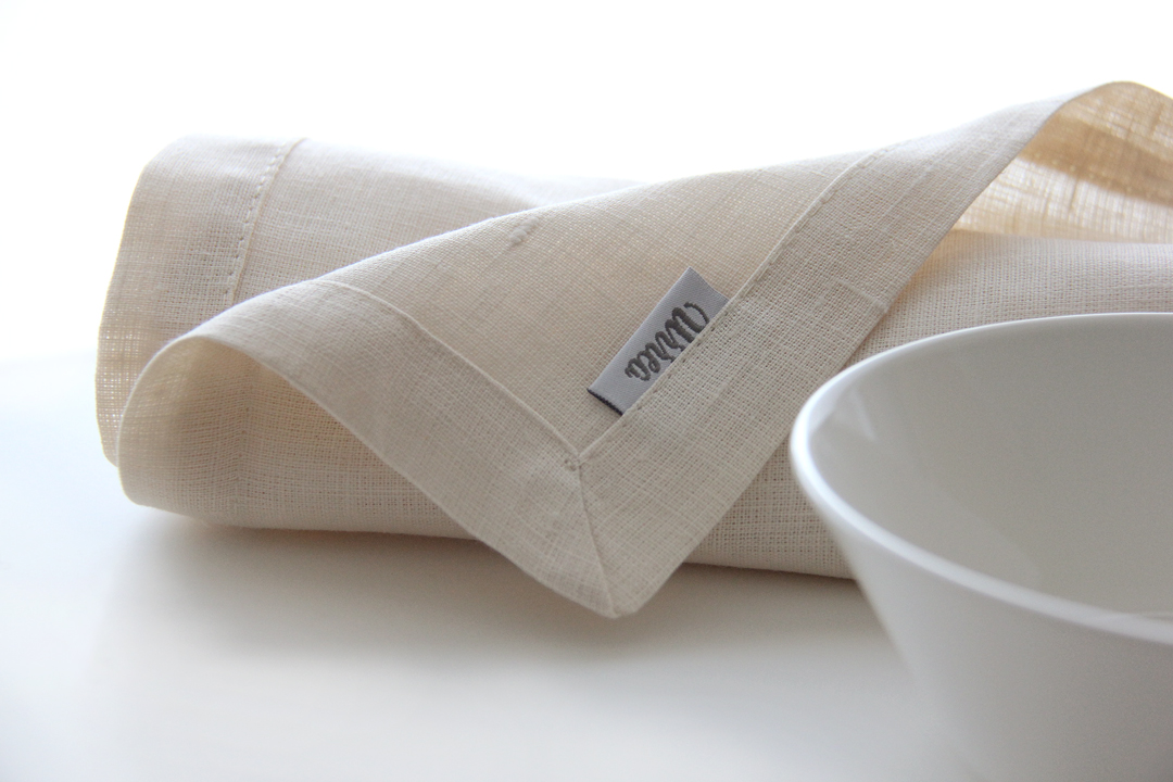 servilleta crema vainilla en lino 50x60 cm alquila algo exclusivo para tu mesa marca la diferencia