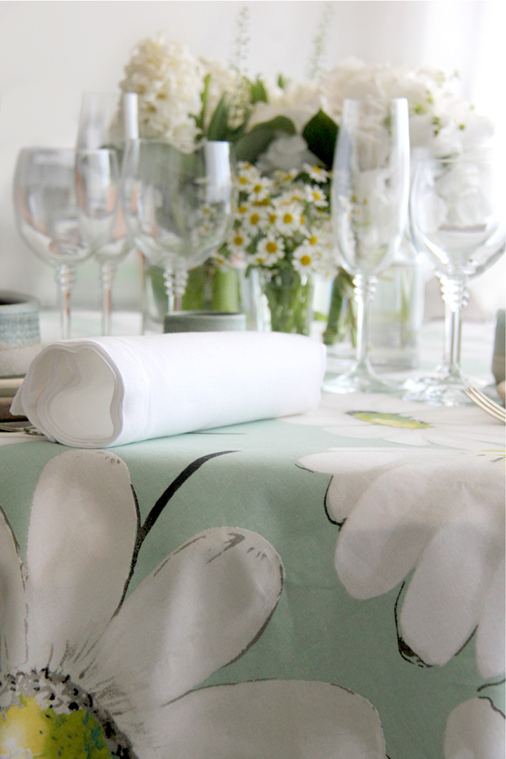 Greta celadón con tres combinaciones de servilletas 100% lino: servilleta blanca, servilleta piedra y servilleta turquesa