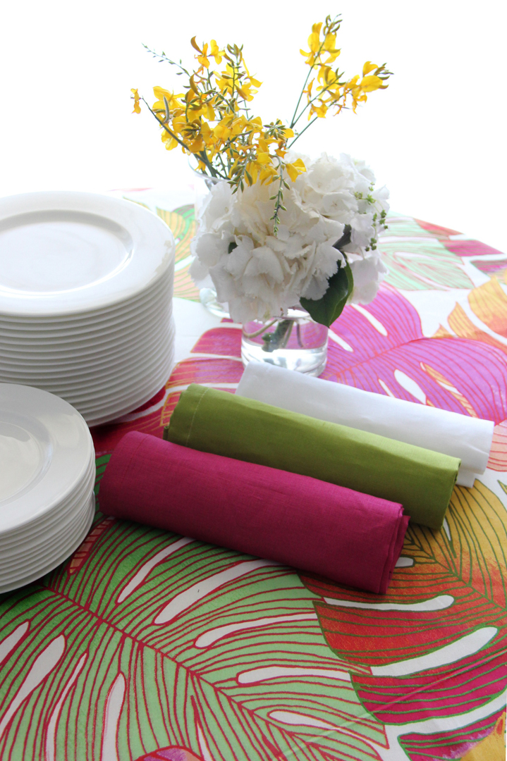 Adamo color con tres combinaciones de servilletas 100% lino: servilleta fucsia, servilleta pistacho y servilleta blanca