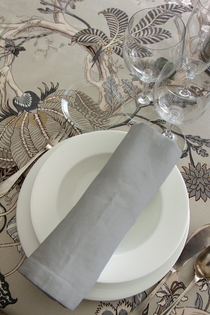 alquiler mantelería indi con base en color natural, neutra fácil de mezclar con mantel liso gris, piedra o vainilla